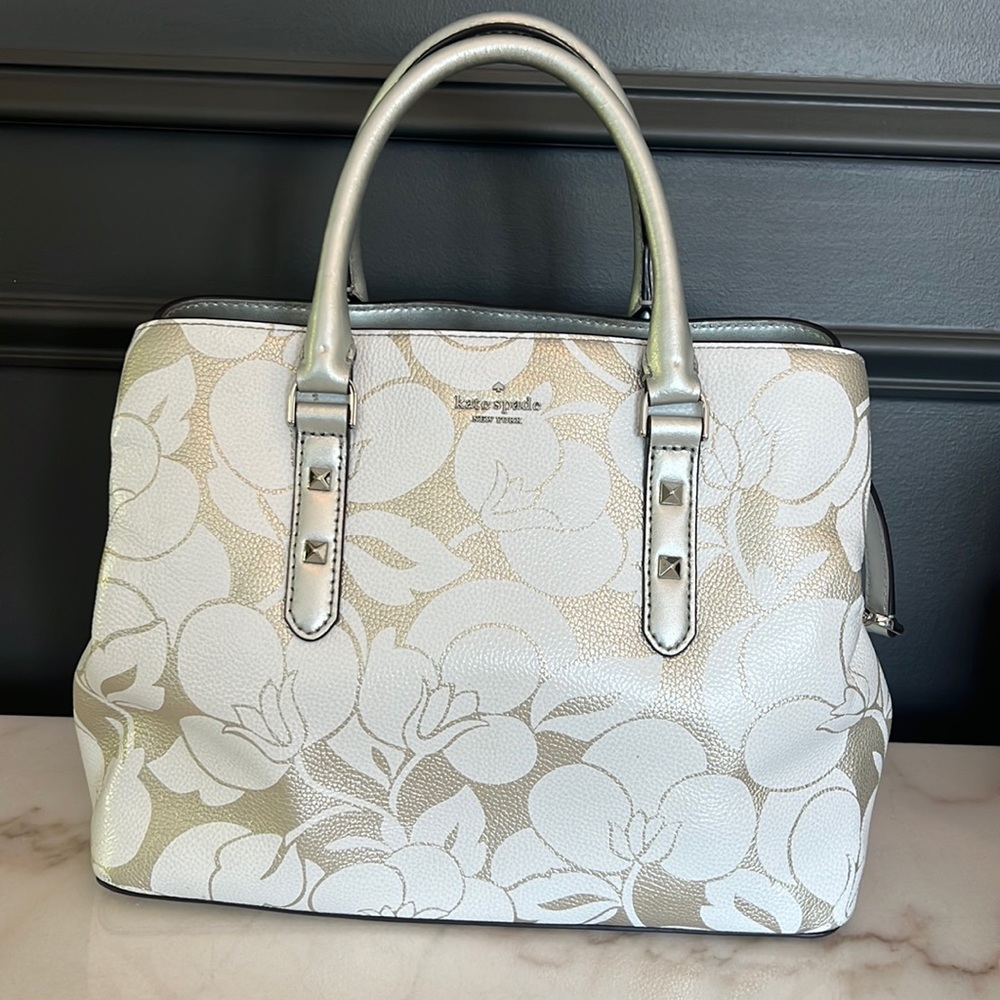 BEAUTIFUL Kate Spade ♠️ Satchel. White and Pewter flower design. With crossbody.